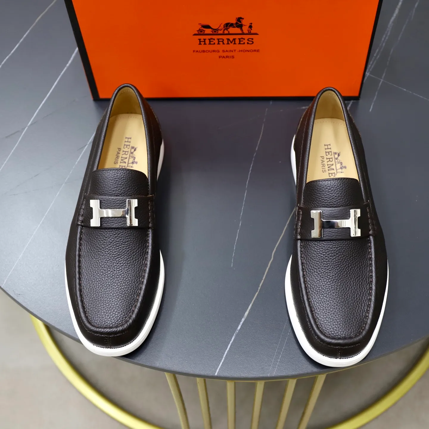 Ex-factory price: 560💰Hermès/Hermès slip-on men's shoes. This shoe is made of imported pebbled cowhide. It has simple and smooth lines and is combined with aerodynamically designed 3CM rubber foam ultra-light soles! Youthful and fashionable, classic H-shaped hardware buckle decoration, calf lining gently wraps the feet, with logo cowhide feet, casual and urban style, highlighting youthful vitality, sports and leisure version, super versatile, code number: 38-39-40-41-42-43-44 standard leather shoe size (45 can be customized but does not support returns)
